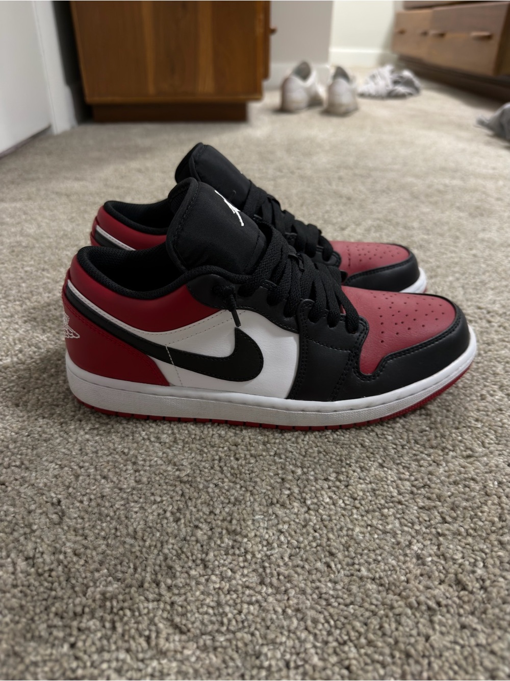 Nike Low-Top Sneakers in Black/Red/White
